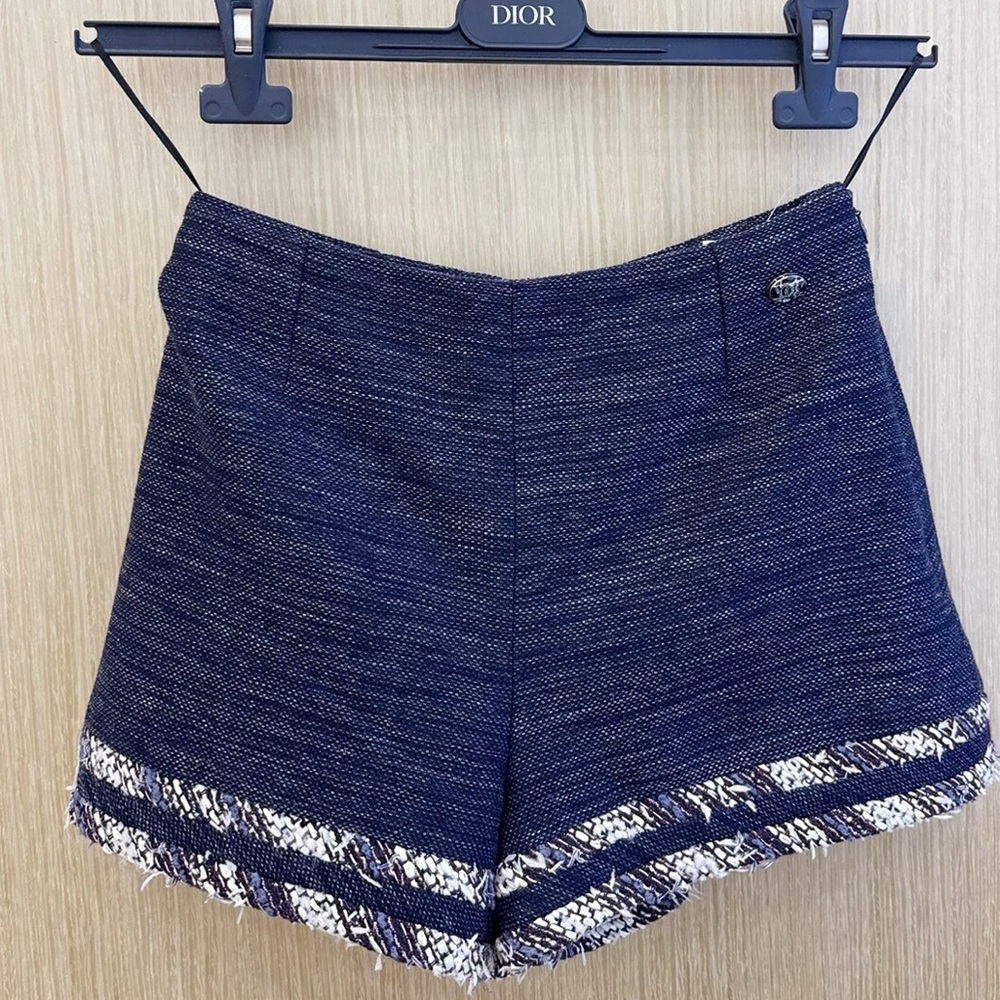 āsoldāš©steal authentic CHANEL Women's Navy Tweed High Waist Shorts